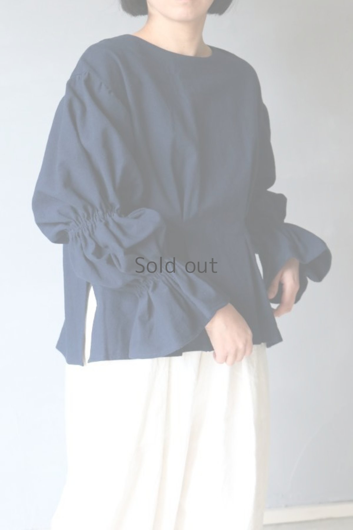 画像3: 【ササキチホ】アンティークリネン×染　ボンボン袖　ブラウス（紺） (3)