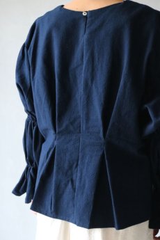 画像10: 【ササキチホ】アンティークリネン×染　ボンボン袖　ブラウス（紺） (10)