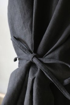 画像8: 【ササキチホ】アンティークリネン×染　短羽織　ボリューム袖（タック＋リボン/黒） (8)