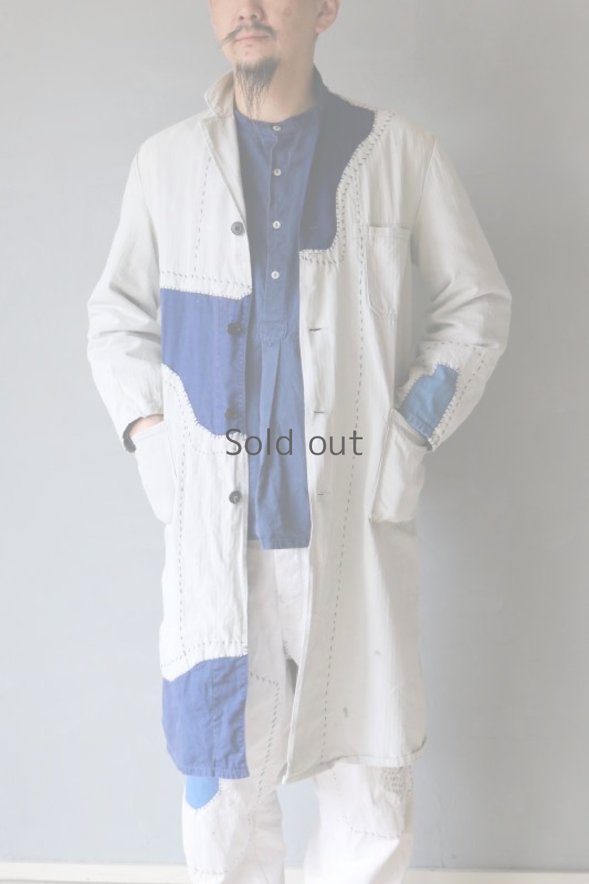 画像15: 【MITSUGU SASAKI】ビンテージリメイク　パッチワークリペア　ホワイトワークコート（ブルーパッチ） (15)