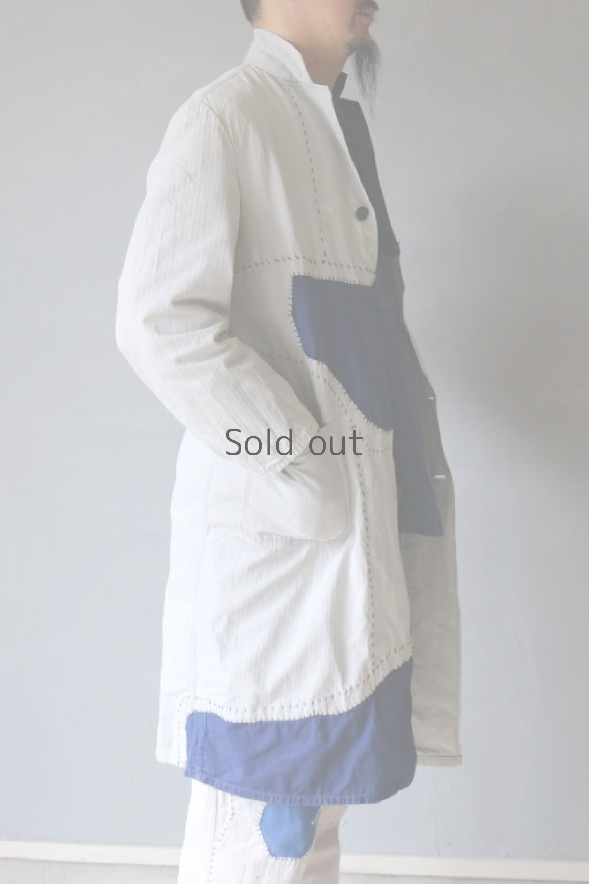画像18: 【MITSUGU SASAKI】ビンテージリメイク　パッチワークリペア　ホワイトワークコート（ブルーパッチ） (18)