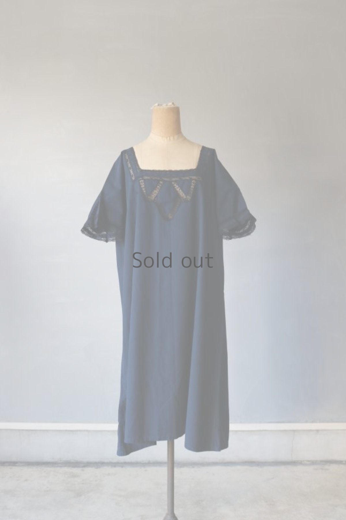 画像2: 【フランス】アンティークコットン×染め　ショートスリーブ　ナイトドレス（紺色/レース） (2)