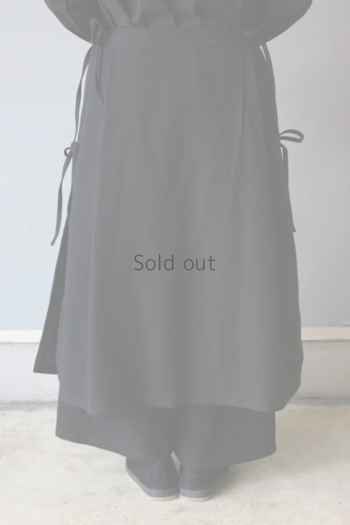 画像8: 【ササキチホ】アンティークリネン×染　エプロンスカート　脇リボン（黒/サイズ2） (8)