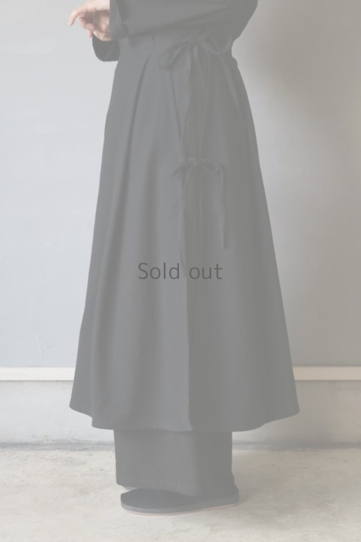 画像6: 【ササキチホ】アンティークリネン×染　エプロンスカート　脇リボン（黒/サイズ2） (6)