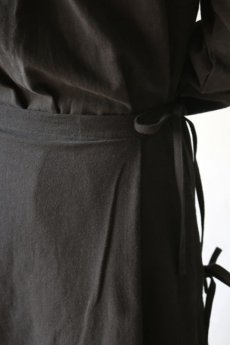 画像9: 【ササキチホ】アンティークリネン×染　エプロンスカート　脇リボン（黒/サイズ1） (9)