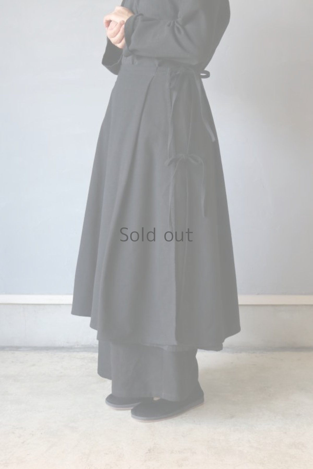 画像3: 【ササキチホ】アンティークリネン×染　エプロンスカート　脇リボン（黒/サイズ2） (3)