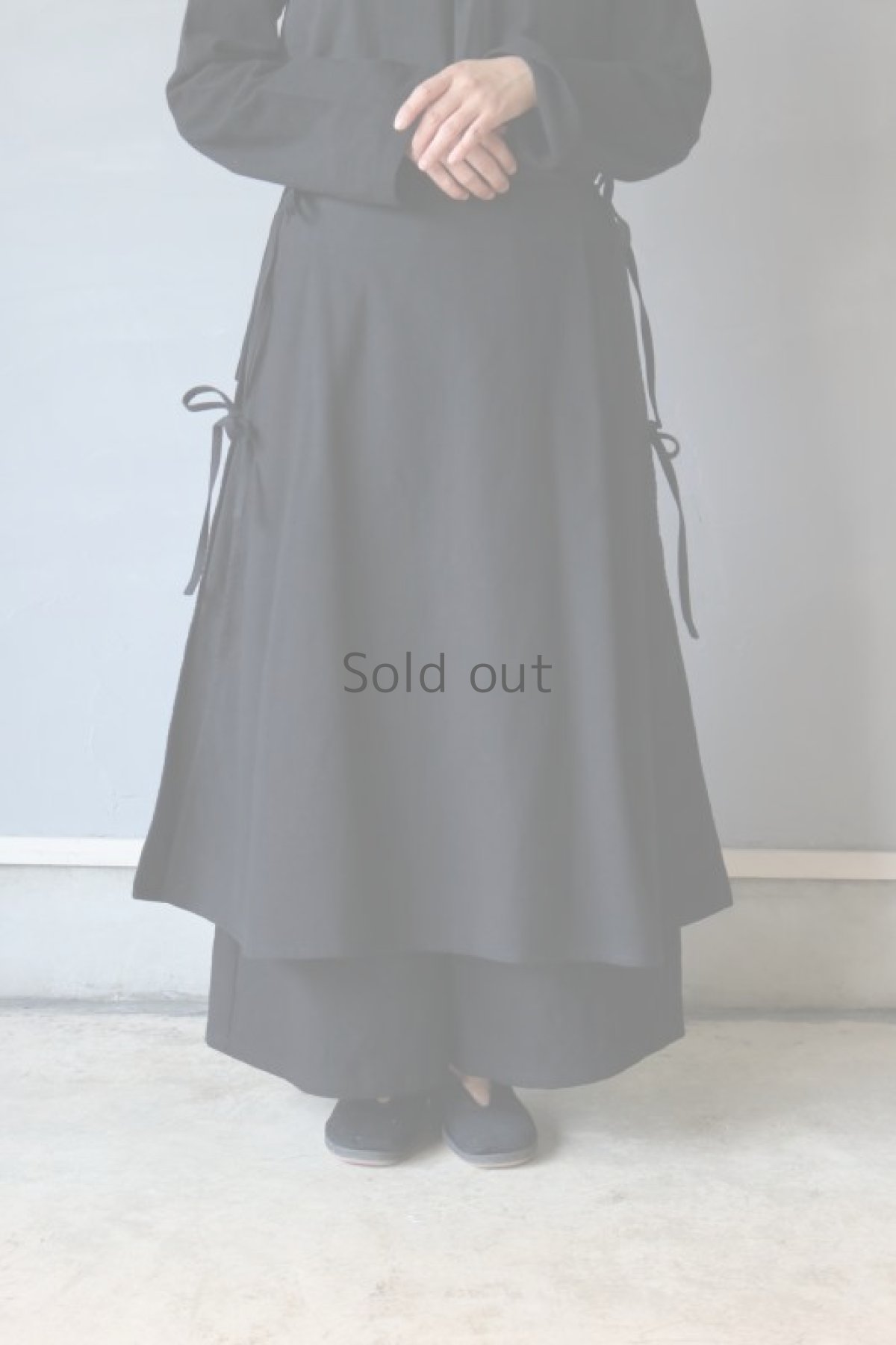 画像4: 【ササキチホ】アンティークリネン×染　エプロンスカート　脇リボン（黒/サイズ2） (4)