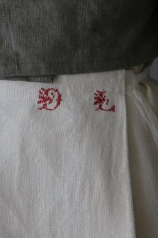 画像4: 【ササキチホ】アンティークリネン　エプロンスカート　脇リボン （白 /イニシャル刺繍 DL） (4)