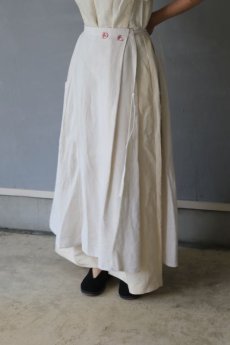 画像1: 【ササキチホ】アンティークリネン　エプロンスカート　脇リボン （白 /イニシャル刺繍 DL） (1)