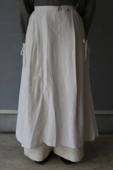 画像3: 【ササキチホ】アンティークリネン　エプロンスカート　脇リボン （白 /イニシャル刺繍 DL） (3)