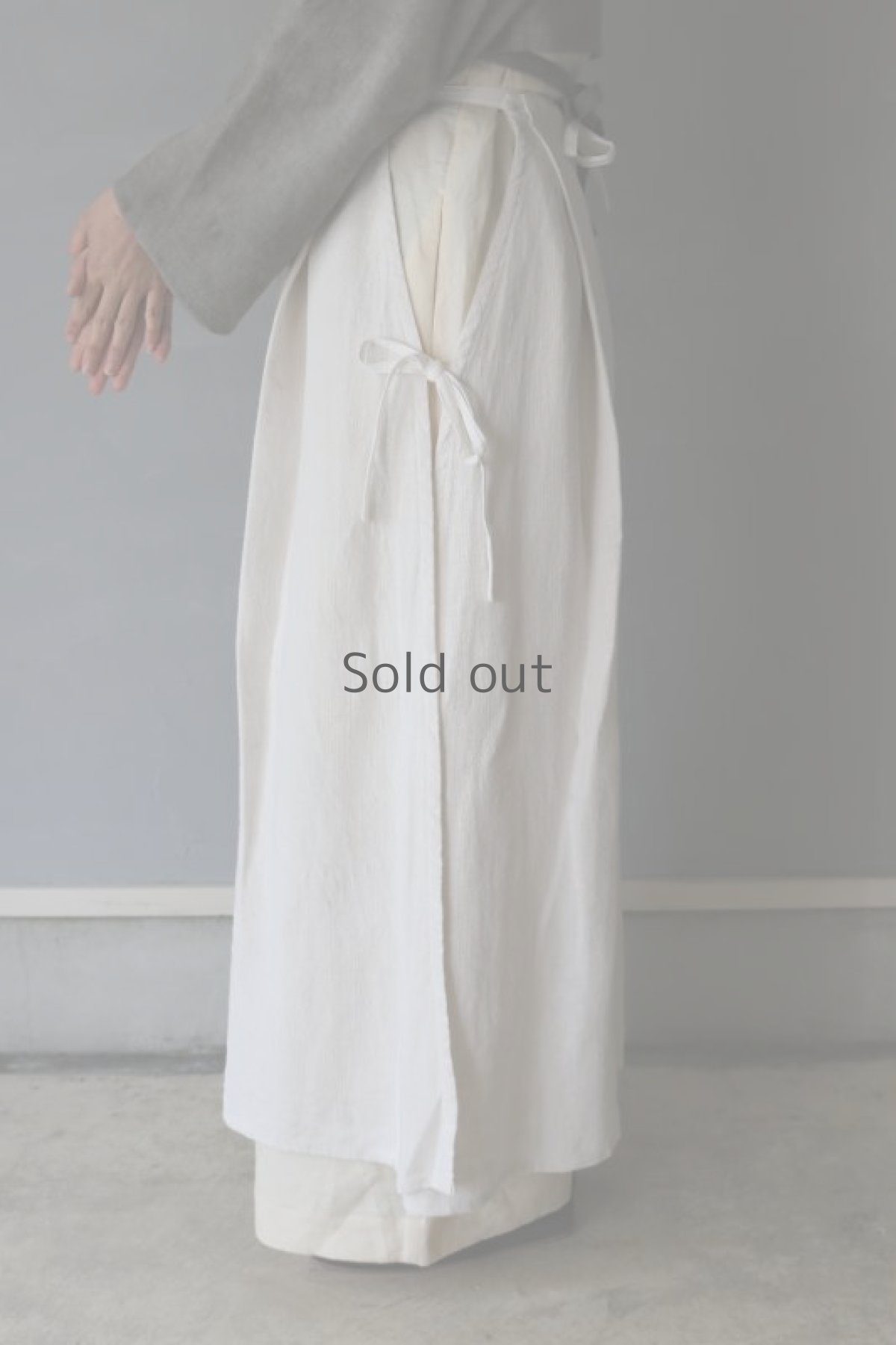 画像5: 【ササキチホ】アンティークリネン　エプロンスカート　脇リボン （白 /イニシャル刺繍 DL） (5)