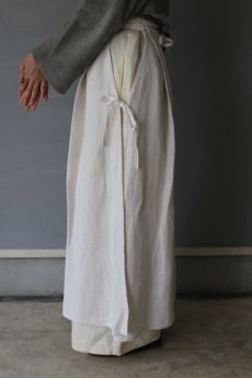 画像5: 【ササキチホ】アンティークリネン　エプロンスカート　脇リボン （白 /イニシャル刺繍 DL） (5)