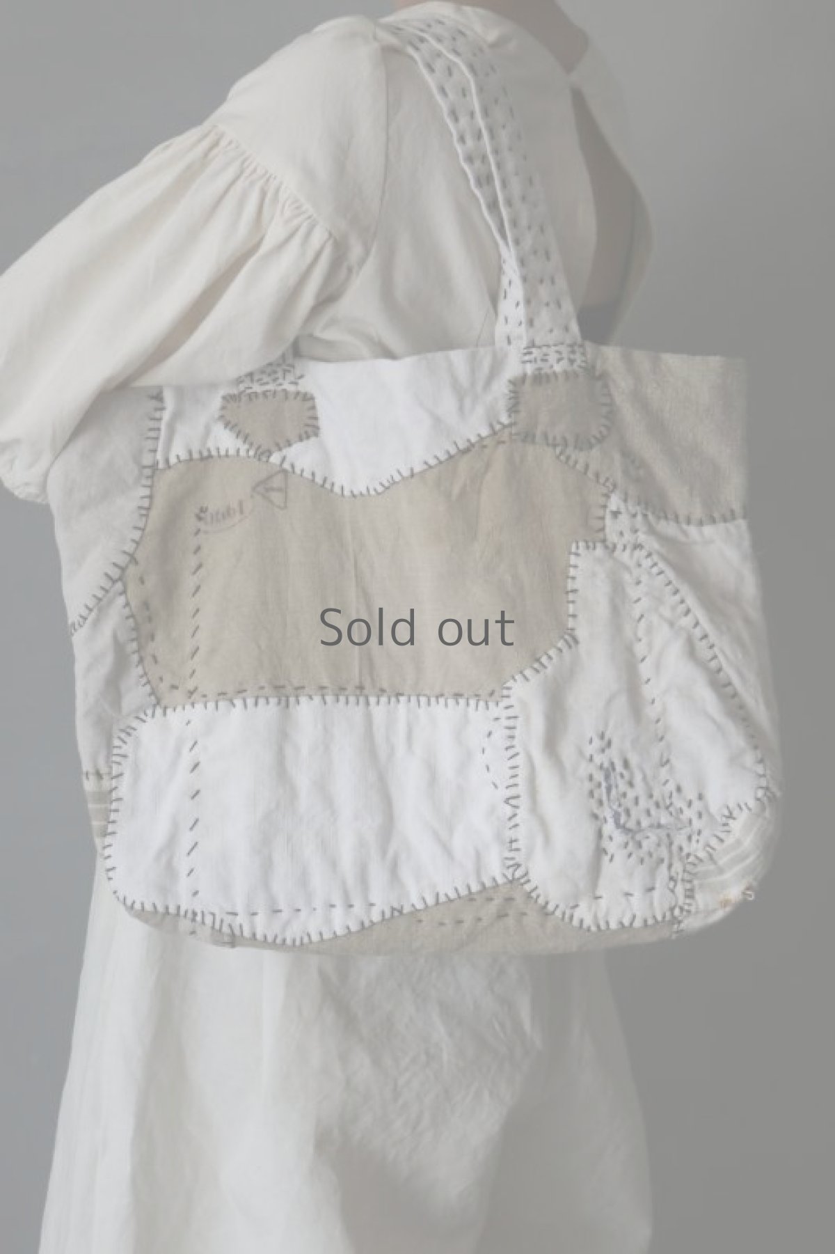 画像15: 【MITSUGU SASAKI】アンティークリネンリメイク　パッチワーク　トートバッグ（生成りと白） (15)