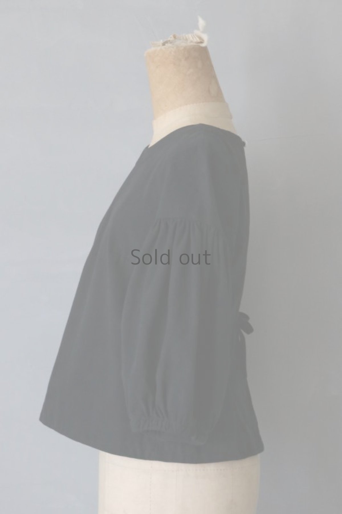 画像2: 【ササキチホ】オープンバックブラウス　五分袖　ヴィンテージリネン（後染め黒） (2)