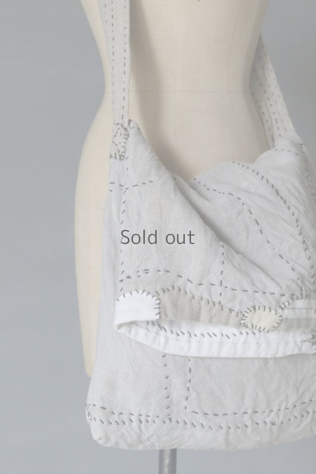 画像14: 【MITSUGU SASAKI】アンティークリネンリメイク　パッチワーク　ショルダーバッグ（生成りと白） (14)