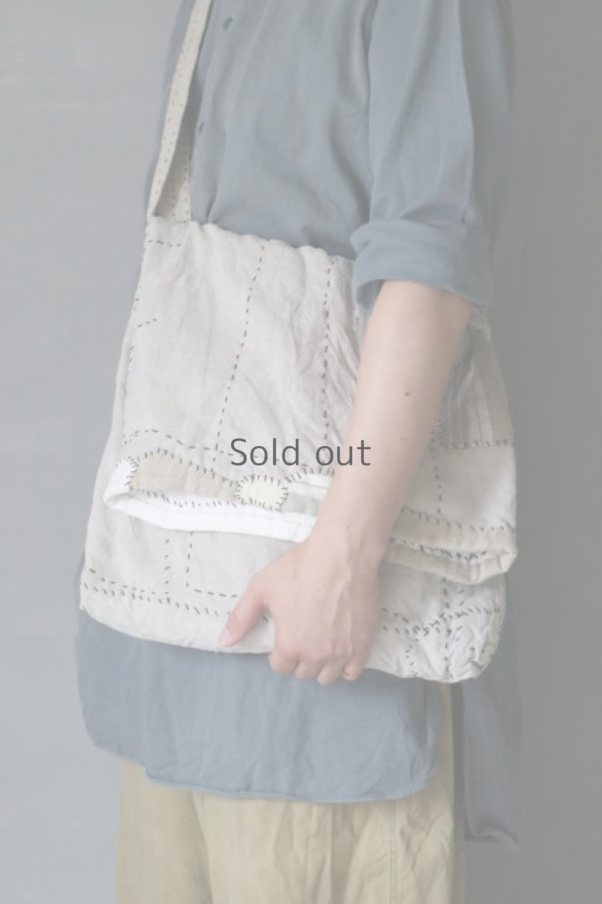 画像20: 【MITSUGU SASAKI】アンティークリネンリメイク　パッチワーク　ショルダーバッグ（生成りと白） (20)