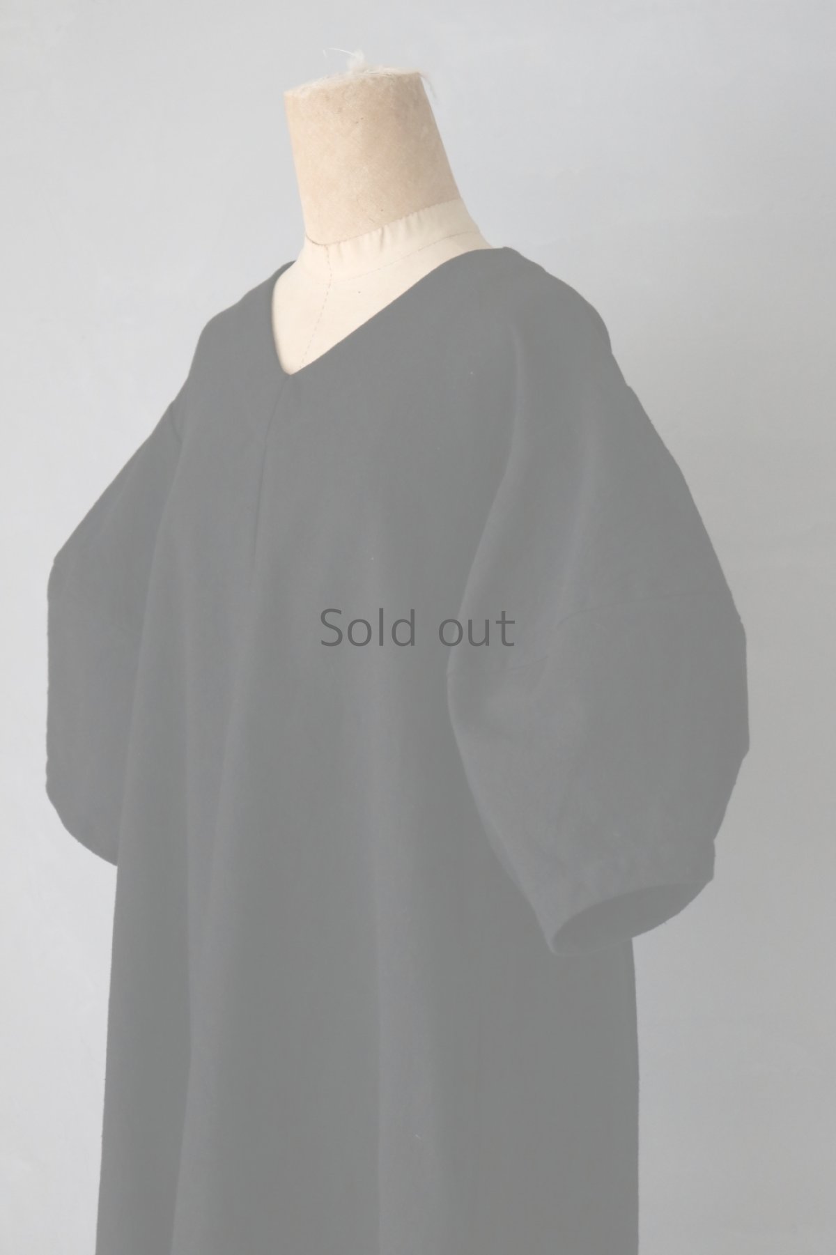 画像11: 【ササキチホ】ヴィンテージリネン×染　コクーン袖　5/S　Vネックワンピース（黒） (11)