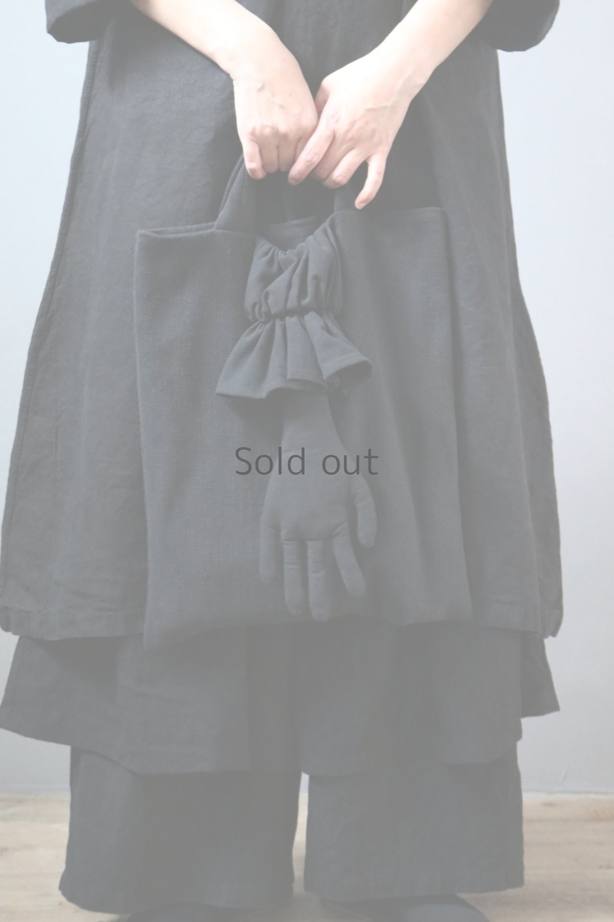 画像2: 【ササキチホ】アンティークリネン×染　“手”モチーフ　トートバッグ（黒） (2)