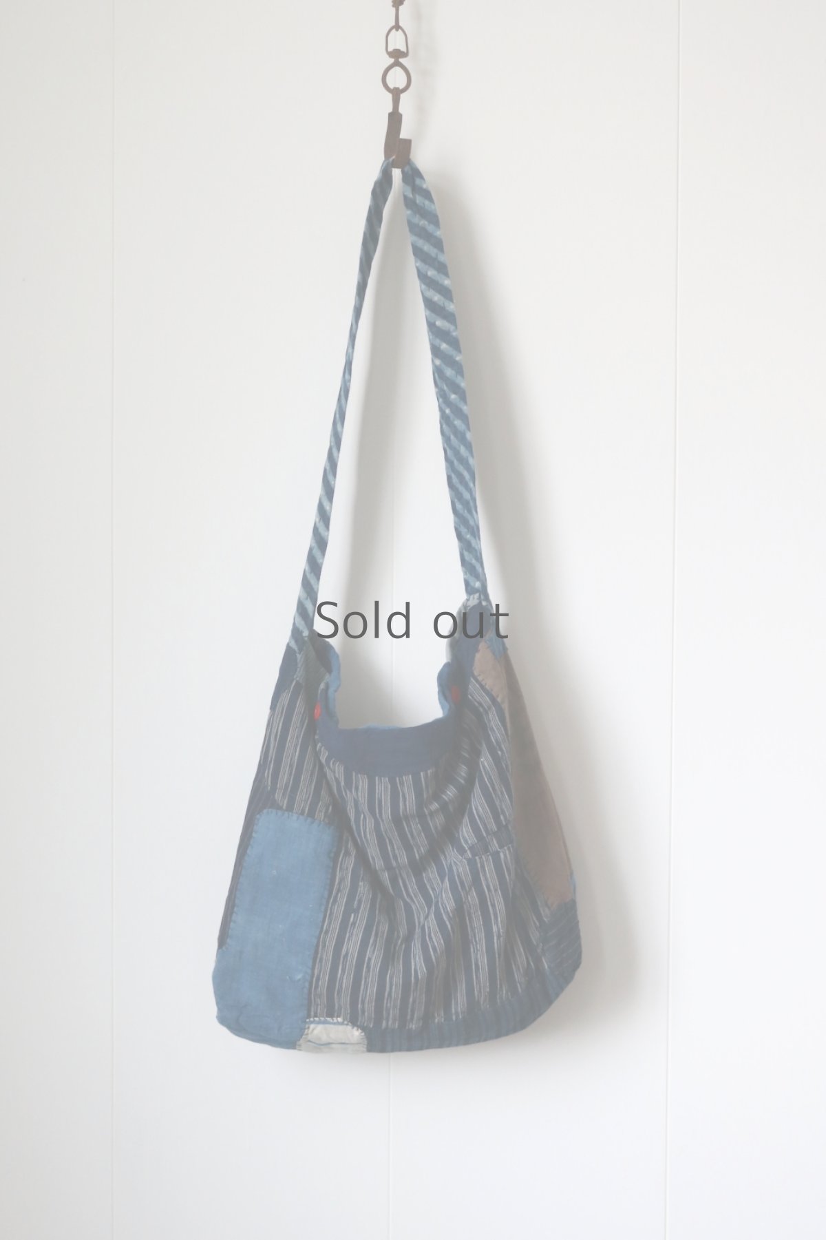 画像4: 【MITSUGU SASAKI】藍染古布リメイク　パッチワーク　大きめショルダーバッグ（ストライプ） (4)