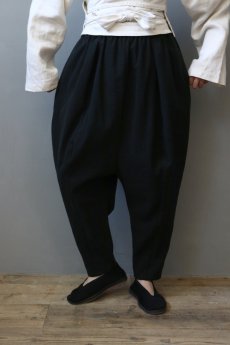 画像1: 【ササキチホ】アンティークリネン×染　トゥルドパンツ／Neguru/ネグル（黒）  (1)