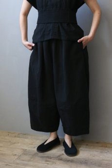 画像1: 【ササキチホ】アンティークリネン×染　切り替え　バレルパンツ（黒） (1)