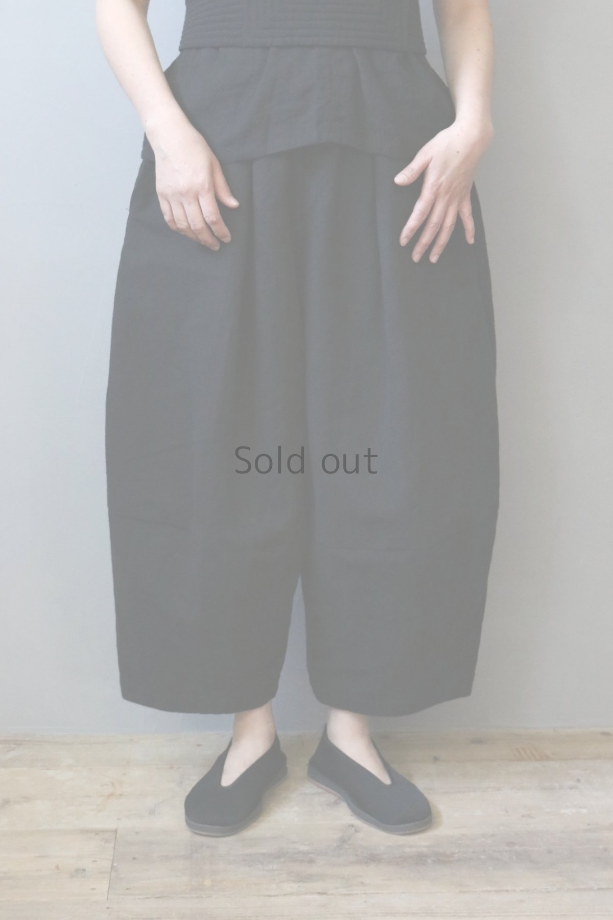 画像2: 【ササキチホ】アンティークリネン×染　切り替え　バレルパンツ（黒） (2)