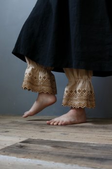 画像1: 【ササキチホ】刺繍レースペチパンツ／ベージュ (1)