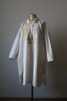 画像2: 【MITSUGU SASAKI】ビンテージリメイク スウェーデン軍　コットン　ホワイトワイドロングシャツ (2)