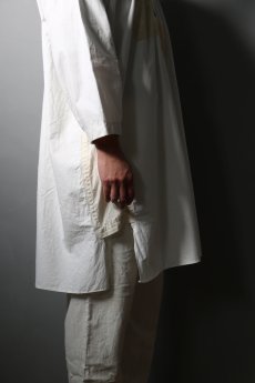 画像16: 【MITSUGU SASAKI】ビンテージリメイク スウェーデン軍　コットン　ホワイトワイドロングシャツ (16)