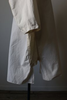 画像12: 【MITSUGU SASAKI】ビンテージリメイク スウェーデン軍　コットン　ホワイトワイドロングシャツ (12)