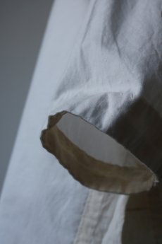 画像8: 【MITSUGU SASAKI】ビンテージリメイク スウェーデン軍　コットン　ホワイトワイドロングシャツ (8)