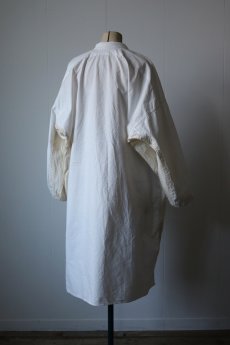 画像10: 【MITSUGU SASAKI】ビンテージリメイク スウェーデン軍　コットン　ホワイトワイドロングシャツ (10)