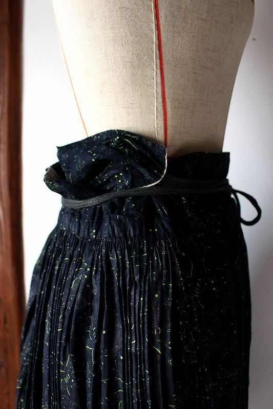 ハンガリー】２０世紀初頭のインディゴギャザー巻きスカート
