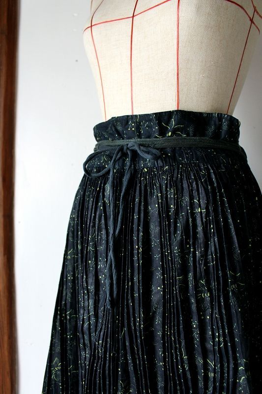 ハンガリー】２０世紀初頭のインディゴギャザー巻きスカート