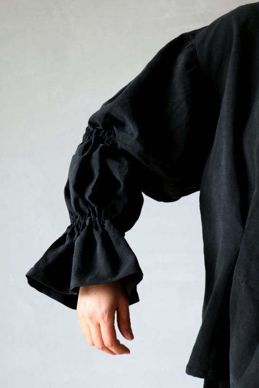 画像1: 【ササキチホ】アンティークリネン×染　ボンボン袖　ブラウス（黒） (1)